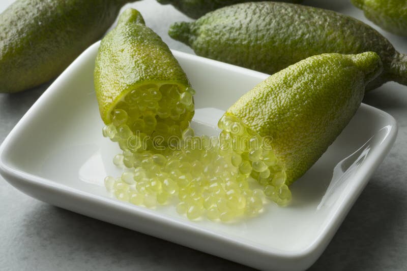 Caviar de citron vert frais et cru à moitié avec perles aigres
