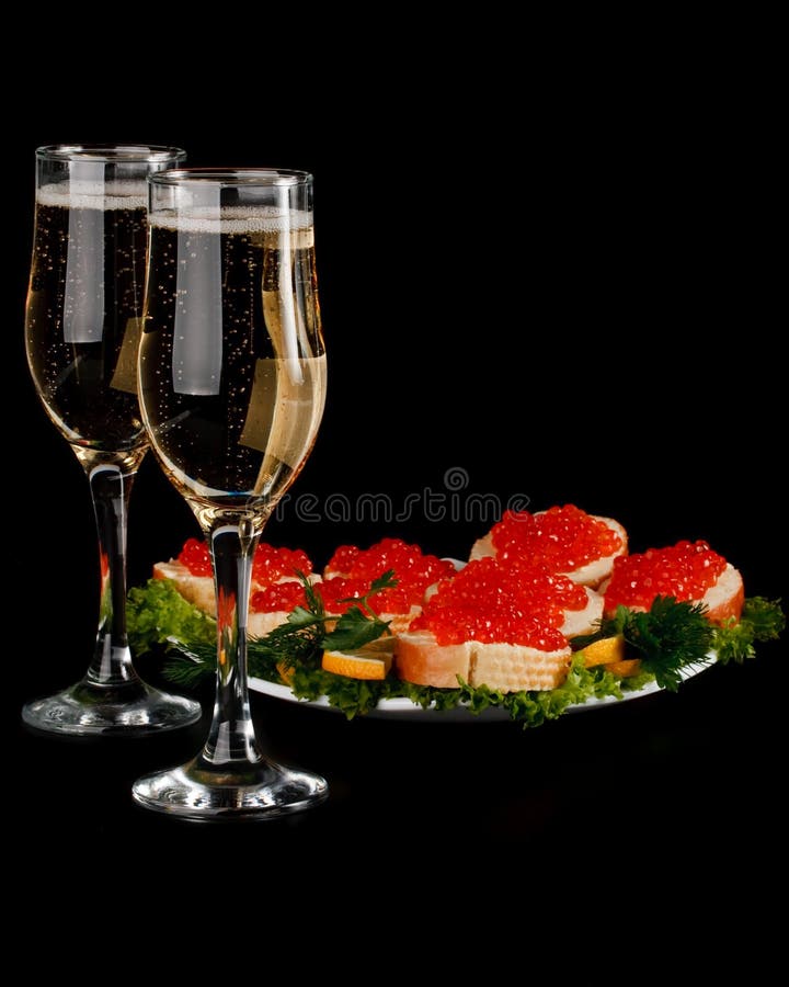 Caviar e champanhe vermelhos fotografia de stock Caviar e champanhe vermelhos fotografia de stock