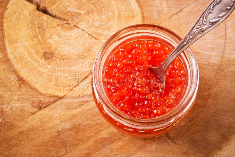 Caviar rouge saumoné dans un pot photographie stock libre de droits Caviar rouge saumoné dans un pot photographie stock libre de droits