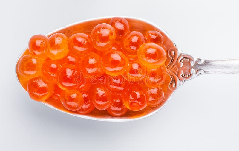 Caviar vermelho na colher de prata isolada no close-up branco do fundo foto de stock royalty free Caviar vermelho na colher de prata isolada no close-up branco do fundo foto de stock royalty free
