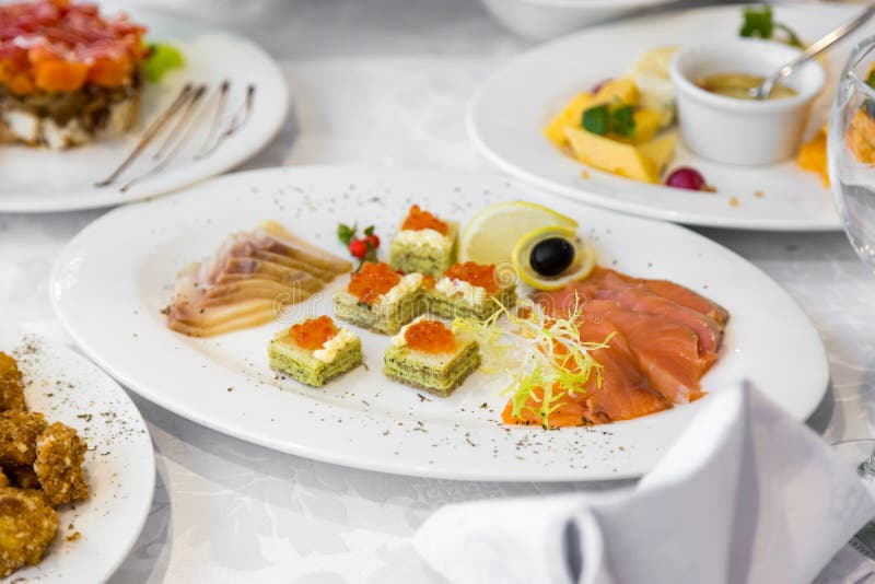 Caviar y pescados del aperitivo Bocadillo con los salmones del mar y el caviar rojo imagen de archivo Caviar y pescados del aperitivo Bocadillo con los salmones del mar y el caviar rojo imagen de archivo