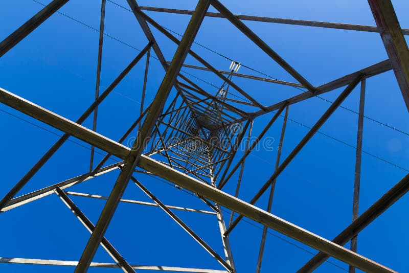 Cavo e pilone di elettricità immagine stock libera da diritti Cavo e pilone di elettricità immagine stock libera da diritti