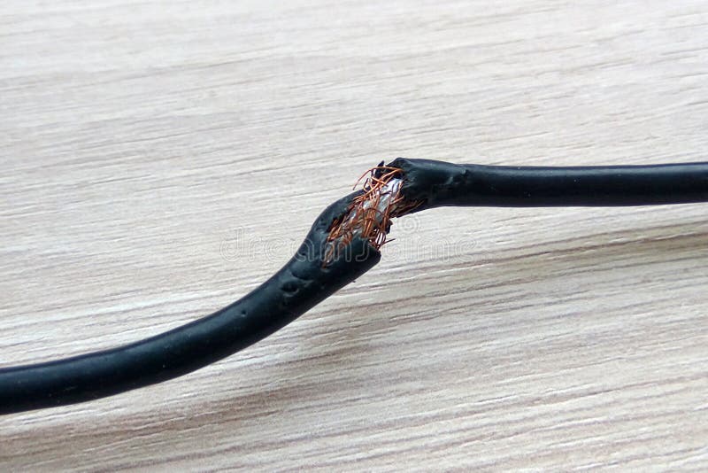 Cavo Elettrico Nero Nocivo Sul Fondo Di Legno Del Pavimento O Della