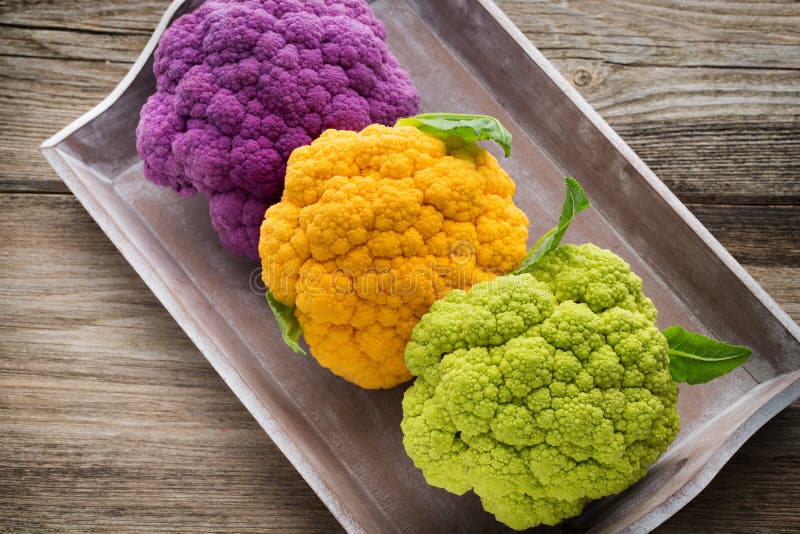 cavolfiore Arcobaleno del eco sulla tavola di legno immagine stock cavolfiore Arcobaleno del eco sulla tavola di legno immagine stock