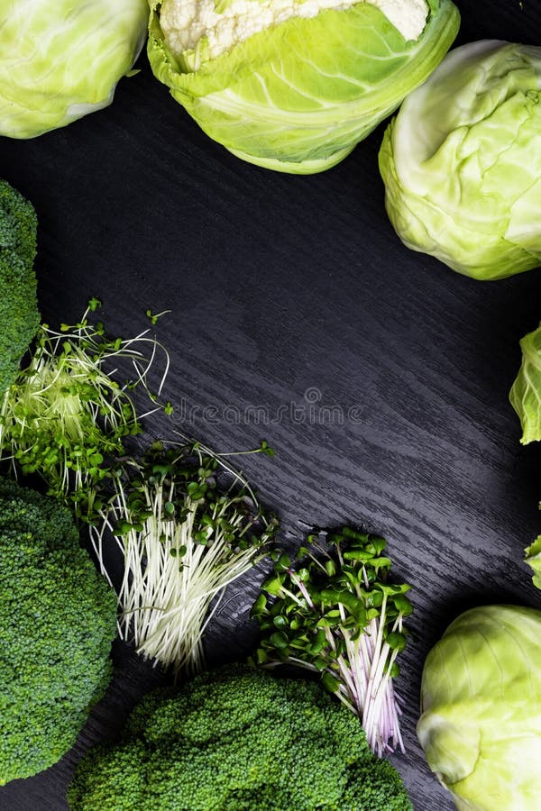 cavolfiore, cavolo bianco, broccoli, verdi ravanello, insalata del crescione, rucola, germogli della senape Lo stile di vita sano fotografia stock libera da diritti cavolfiore, cavolo bianco, broccoli, verdi ravanello, insalata del crescione, rucola, germogli della senape Lo stile di vita sano fotografia stock libera da diritti