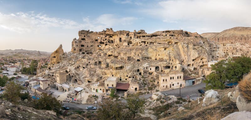 Cavusin fästning och kyrka Vaftizci Yahya, Saint John det baptistiskt i Cappadocia, Turkiet fotografering för bildbyråer Cavusin fästning och kyrka Vaftizci Yahya, Saint John det baptistiskt i Cappadocia, Turkiet fotografering för bildbyråer