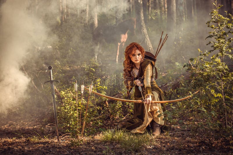 Caça medieval da mulher da fantasia na floresta do mistério