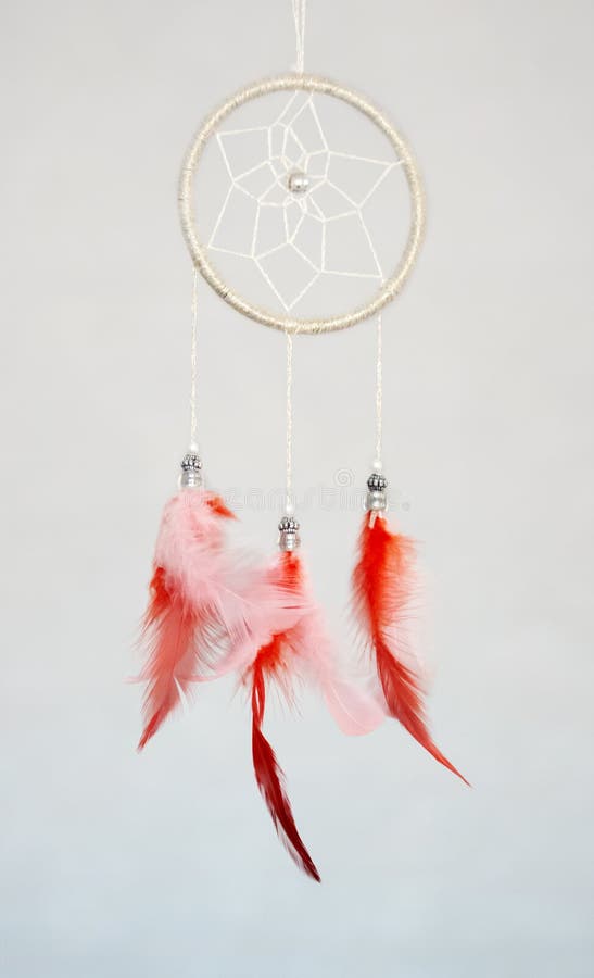 Caçador de sonhos feito à mão com penas e talhas de corda penduradas imagens de stock royalty free