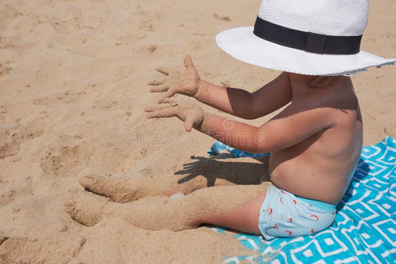 Caçoa o estilo de vida exterior Menino bonito feliz em Panamá que joga com a areia na praia do mar Férias e família de verão foto de stock Caçoa o estilo de vida exterior Menino bonito feliz em Panamá que joga com a areia na praia do mar Férias e família de verão foto de stock