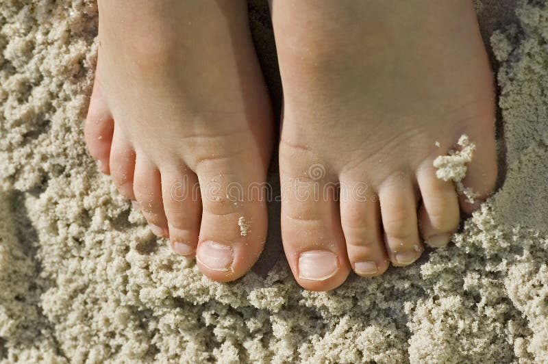 Caçoa os pés no divertimento da praia arenosa
