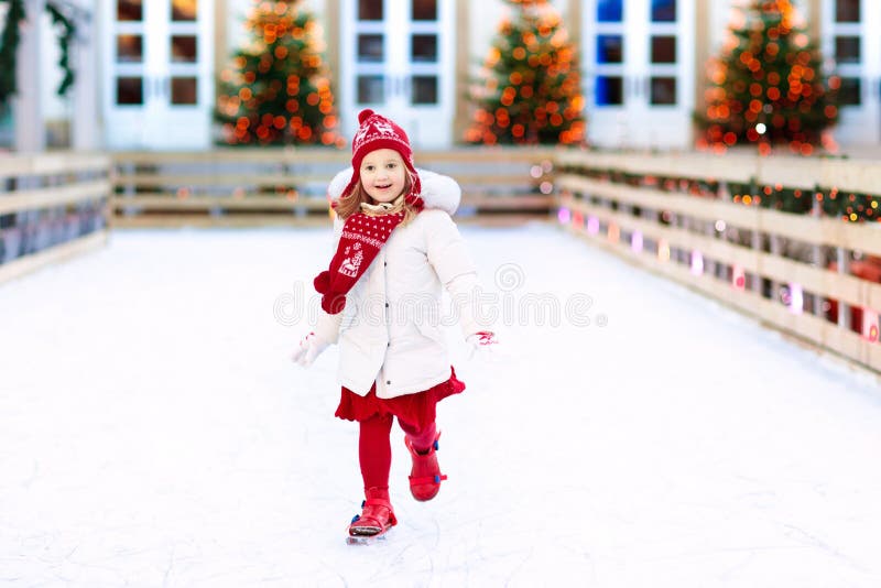 Caçoa a patinagem no gelo no inverno Patins de gelo para a criança fotos de stock Caçoa a patinagem no gelo no inverno Patins de gelo para a criança fotos de stock