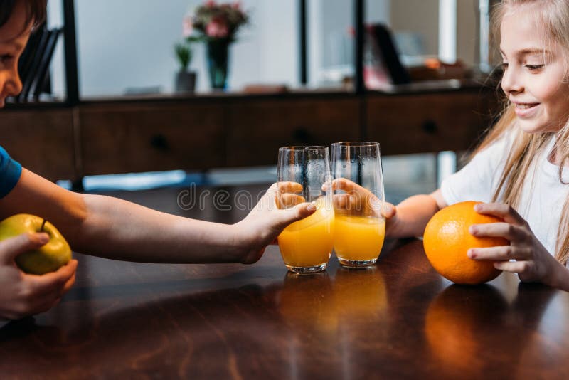 Caçoa vidros do tinido com suco de laranja foto de stock Caçoa vidros do tinido com suco de laranja foto de stock
