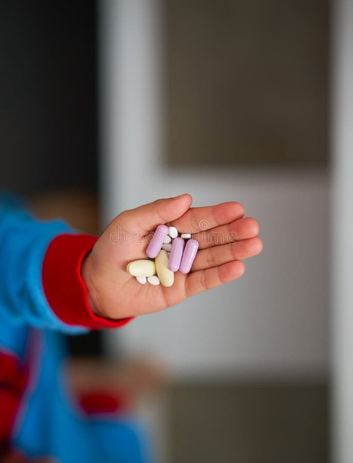Caçoe a mão que guarda comprimidos e a cápsula para que come cure os cuidados médicos vi fotografia de stock Caçoe a mão que guarda comprimidos e a cápsula para que come cure os cuidados médicos vi fotografia de stock