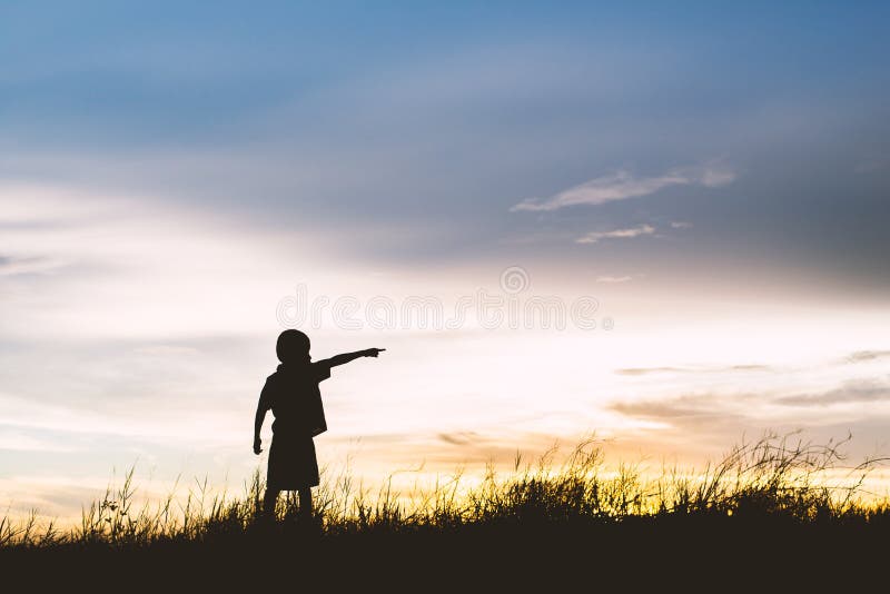 Caçoe a silhueta, momentos da alegria do ` s da criança procurando o futuro, fotografia de stock Caçoe a silhueta, momentos da alegria do ` s da criança procurando o futuro, fotografia de stock