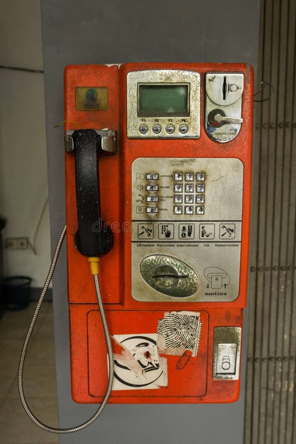 Caída inusitada de la cabina de teléfonos en la pared Jakarta admitida foto Indonesia imagenes de archivo Caída inusitada de la cabina de teléfonos en la pared Jakarta admitida foto Indonesia imagenes de archivo