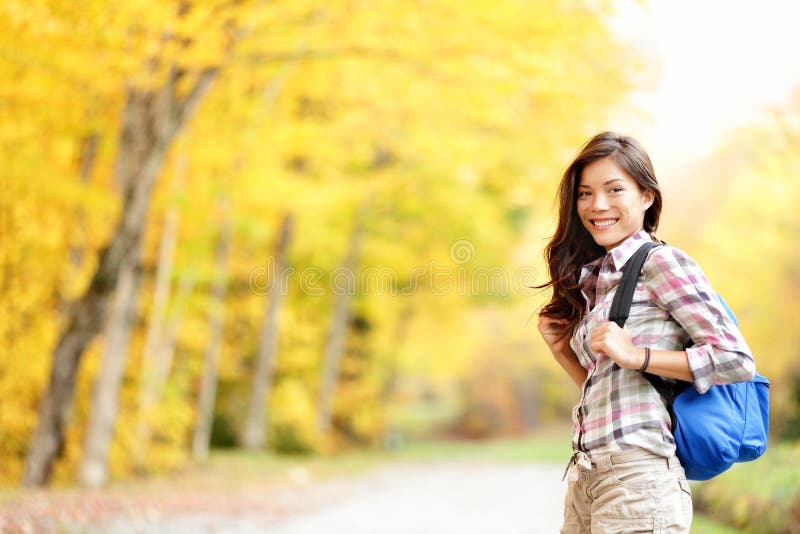Caída que va de excursión a la muchacha en bosque del otoño imagen de archivo Caída que va de excursión a la muchacha en bosque del otoño imagen de archivo
