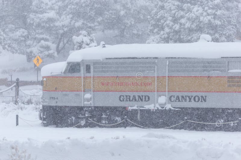 Caídas de la nieve en la estación de tren ferroviaria de Grand Canyon imagen de archivo libre de regalías Caídas de la nieve en la estación de tren ferroviaria de Grand Canyon imagen de archivo libre de regalías