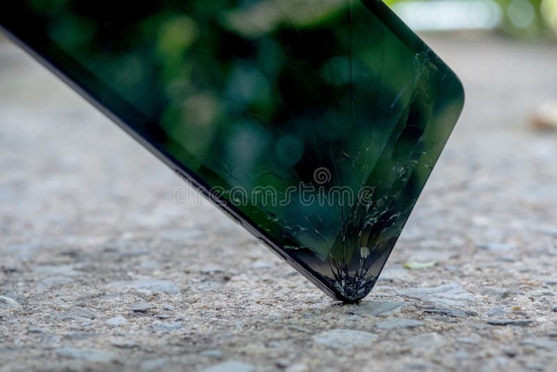 Caídas del teléfono celular que se estrellan al piso concreto foto de archivo Caídas del teléfono celular que se estrellan al piso concreto foto de archivo