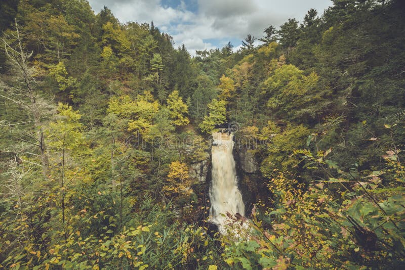 Caídas en Poconos, PA de Bushkill, rodeado por el follaje de otoño enorme imagen de archivo Caídas en Poconos, PA de Bushkill, rodeado por el follaje de otoño enorme imagen de archivo