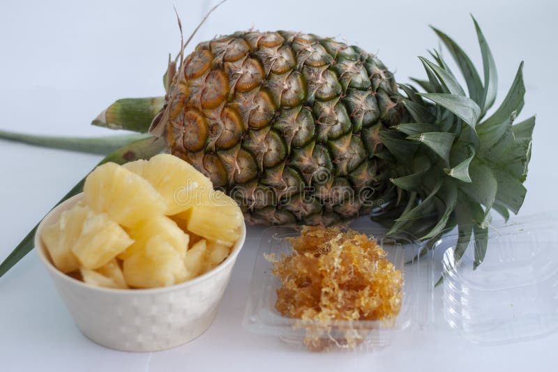 Całość, pokrajać kawałek i utrzymany ananas odizolowywająca na białym tle, obrazy stock Całość, pokrajać kawałek i utrzymany ananas odizolowywająca na białym tle, obrazy stock