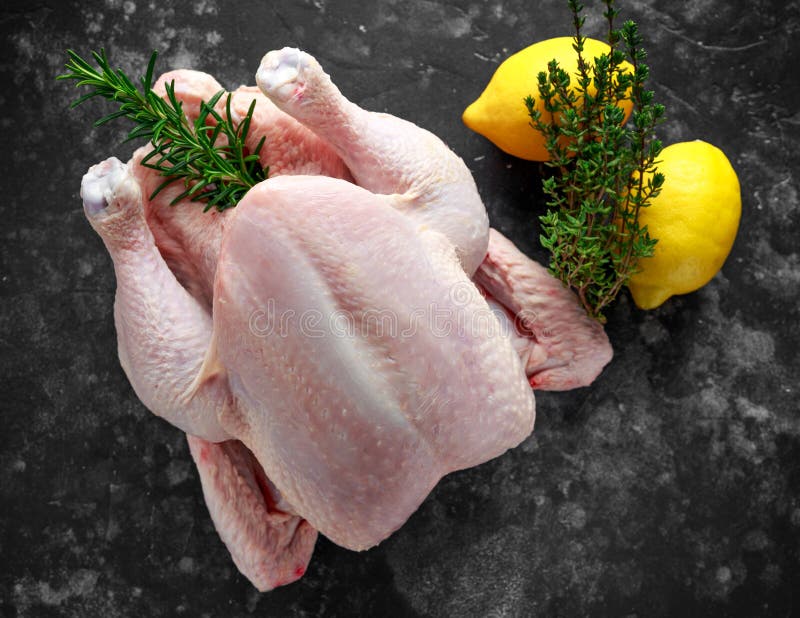 Cały surowy Bezpłatny pasmo kurczak w nieociosanym tle z rozmarynowym liściem, macierzanka, cytryna cook świeżych owoców w kuchni zdjęcia royalty free Cały surowy Bezpłatny pasmo kurczak w nieociosanym tle z rozmarynowym liściem, macierzanka, cytryna cook świeżych owoców w kuchni zdjęcia royalty free