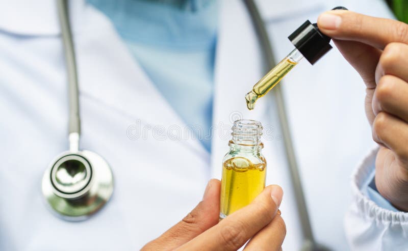 CBD-Hennepolie, Arts die een fles hennepolie houden, Medische marihuanaproducten met inbegrip van cannabisblad, cbd en knoeiboelo stock foto CBD-Hennepolie, Arts die een fles hennepolie houden, Medische marihuanaproducten met inbegrip van cannabisblad, cbd en knoeiboelo stock foto
