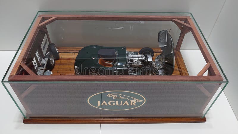 Cmc 1/18 scale model car - British racing classic vehicle, the Jaguar C type garage diorama. Cmc 1/18 scale model car - British racing classic vehicle, the Jaguar C type garage diorama