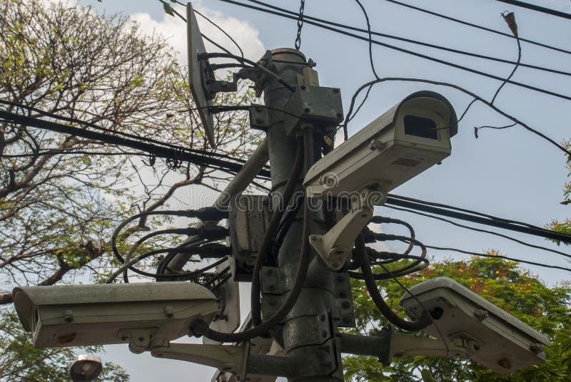 CCTV moderno sul paesaggio urbano della parete del fondo immagini stock libere da diritti CCTV moderno sul paesaggio urbano della parete del fondo immagini stock libere da diritti