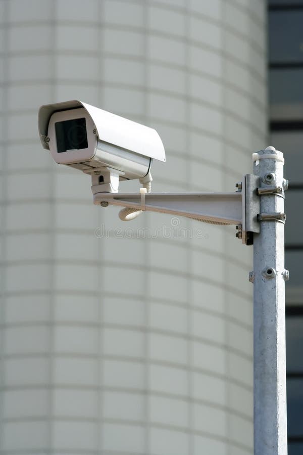 CCTV, bezpečnostní kamery proti obecní budova.