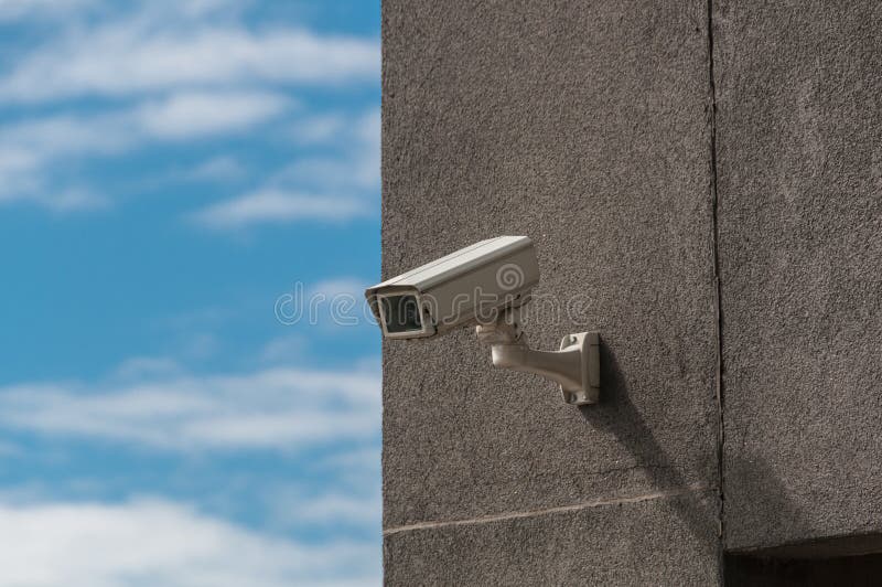 CCTV-kameror monterade på väggen royaltyfria foton