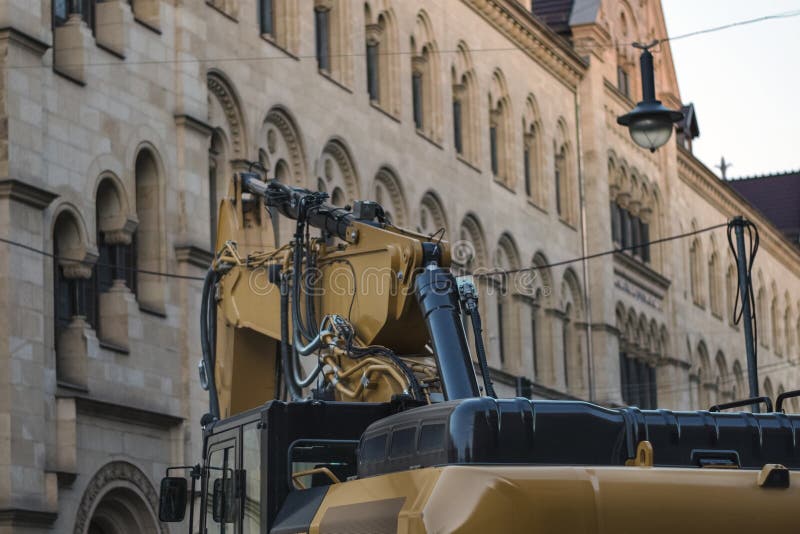 Большой экскаватор конструкции стоит в красивом историческом ce стоковое изображение rf