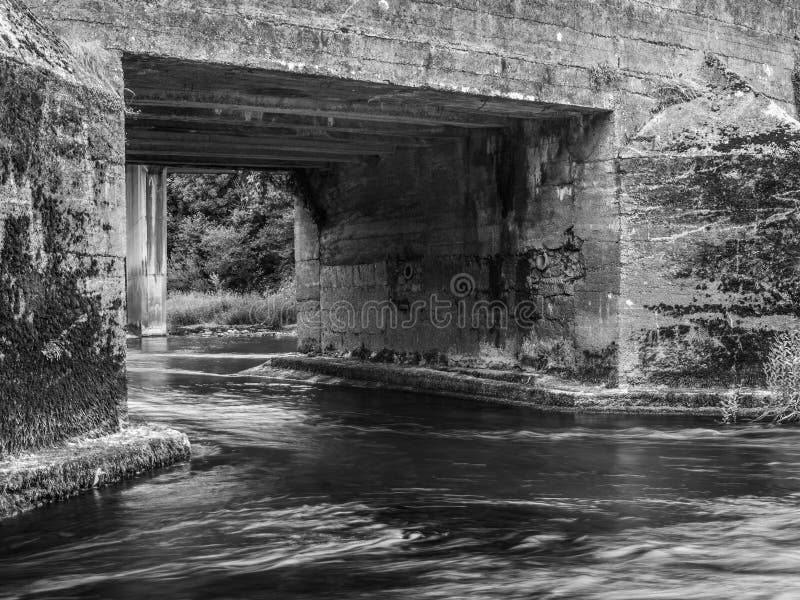 Ce Qui Se Trouve Au-dessous Photo stock - Image du mensonges, dents