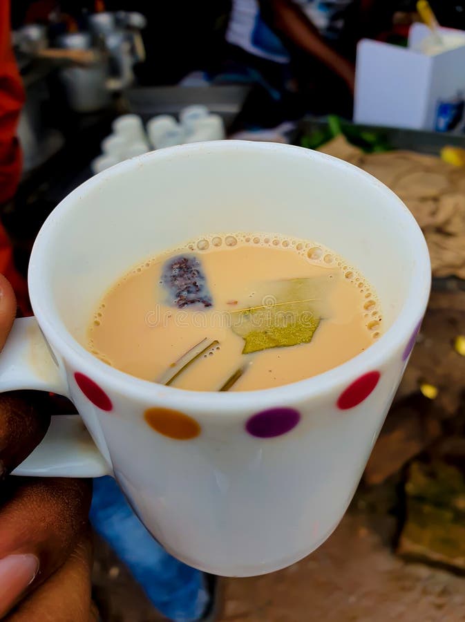 Ceai din lapte cald cu scorțișoară din cardamom și frunze de dafin în abțiul local din Asia de Sud stock photos