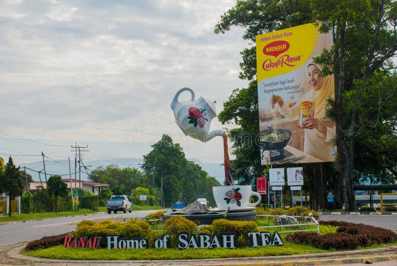 Ceai sabah inscripționat. monumentul din ceainic care se toarnă într-o cană de ceai. ranau sabah borneo royalty free stock photography