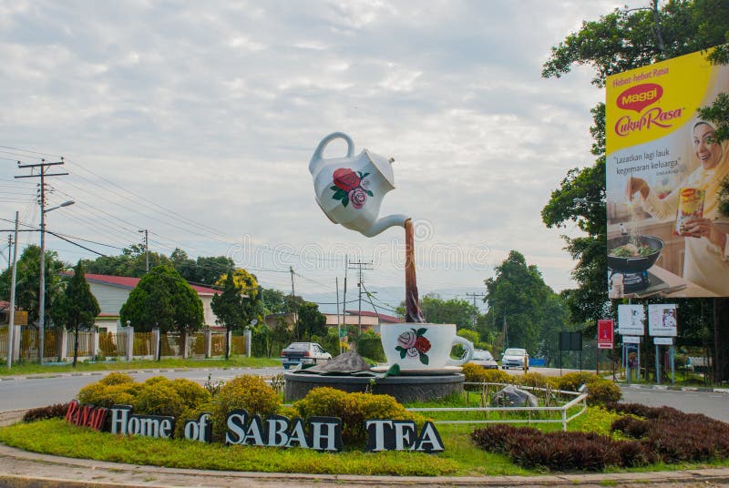 Ceai sabah inscripționat. monumentul din ceainic care se toarnă într-o cană de ceai. ranau sabah borneo royalty free stock photography