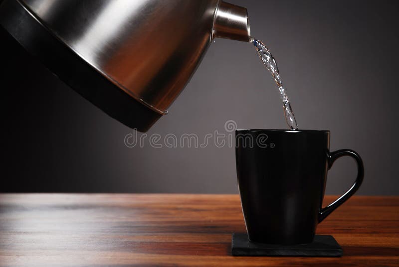 Ceainic turnat în cană royalty free stock photos