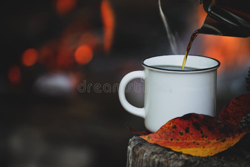 Ceainic turnând cafea fierbinte cu abur stock images