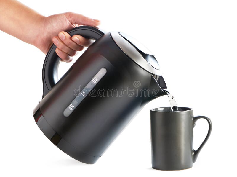 Ceainicul modern care toarnă apă în cupă izolată pe alb royalty free stock photos