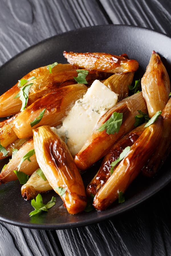 Ceapă balsamică caramelizată, cu brânză și verdețuri apropiate stock images