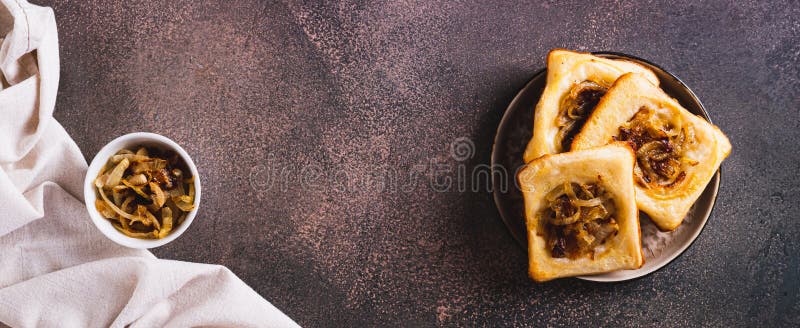 Ceapă caramelizată de casă cu susul în jos pe o farfurie pe o masă de sus vizualizare web banner royalty free stock photo