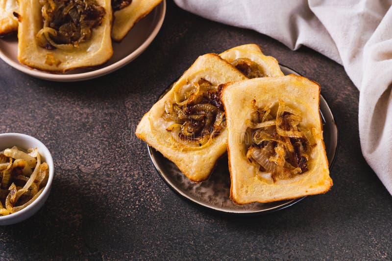 Ceapă caramelizată de casă cu susul în jos pe o placă pe o masă stock photo