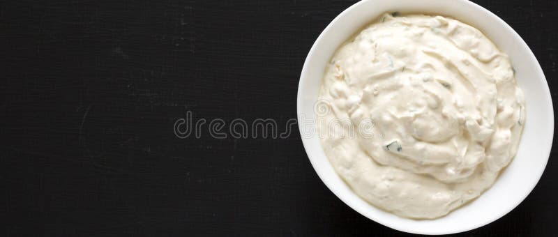 Ceapă caramelizată de casă, cu vedere la suprafață neagră. cheltuieli de regie fixe de deasupra. copiere spațiu stock images