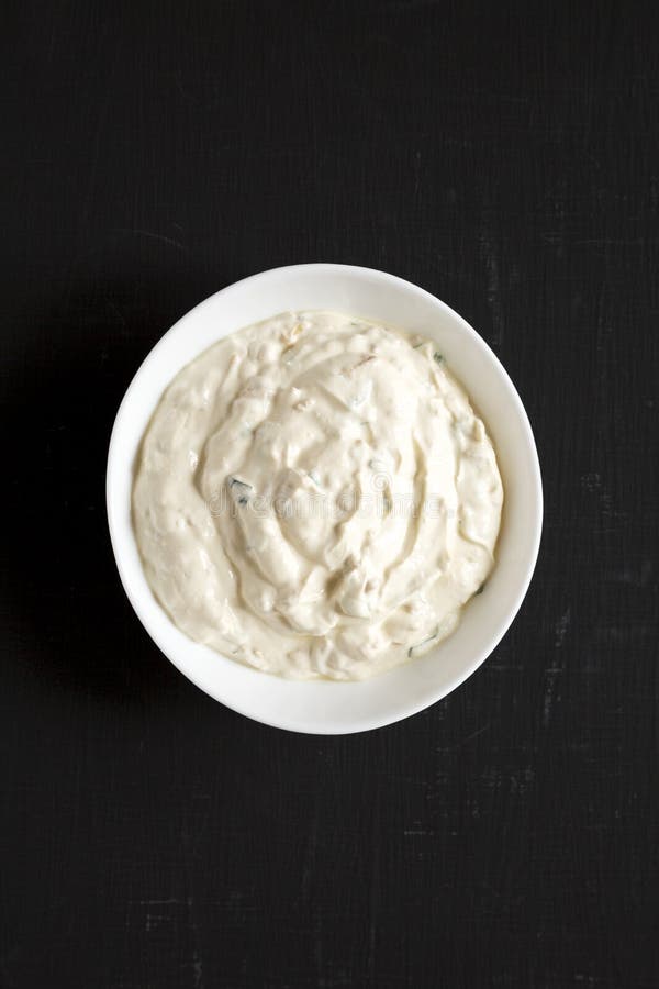 Ceapă caramelizată de casă, cu vedere la suprafață neagră. cheltuieli de regie fixe de deasupra. închidere stock photography