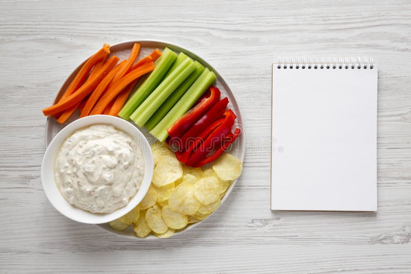 Ceapă caramelizată de uz casnic, cu chipsuri de cartofi și cu notebook-uri goale pe o vedere din partea superioară a suprafeței di stock photo