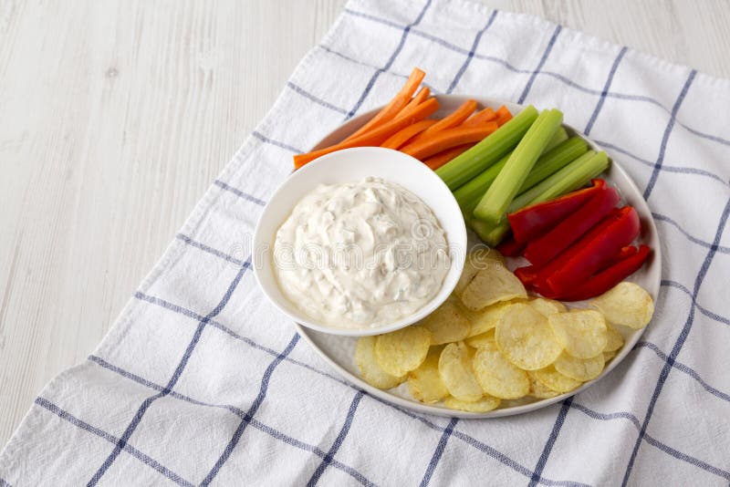 Ceapă caramelizată de uz casnic, cu chipsuri din țelină de cartofi și morcov sub formă de pânză. copiere spațiu royalty free stock image