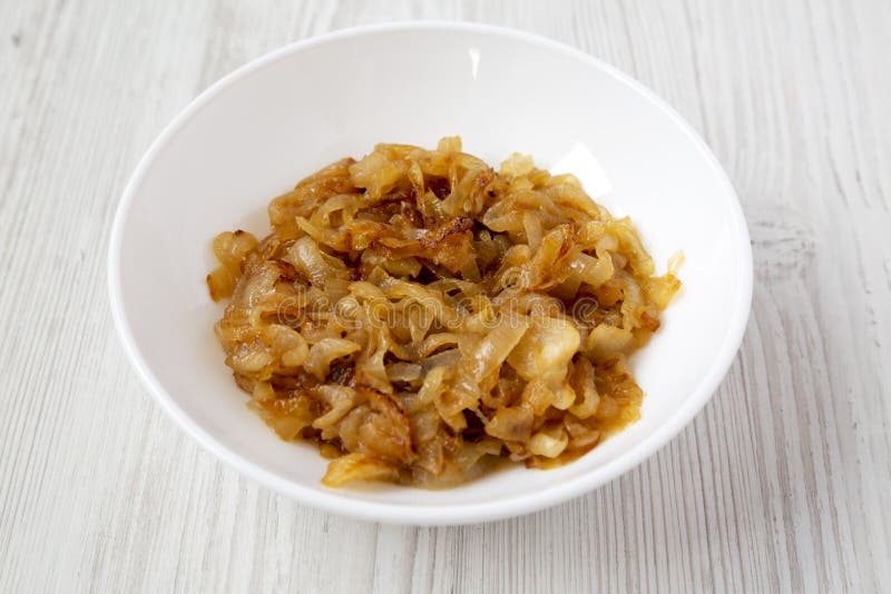 Ceapă caramelizată de uz casnic pe o placă albă cu vedere laterală albă din lemn. închidere stock photography