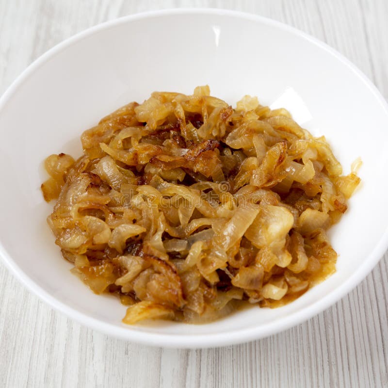 Ceapă caramelizată de uz casnic pe o placă albă cu vedere laterală albă din lemn. închidere stock photo