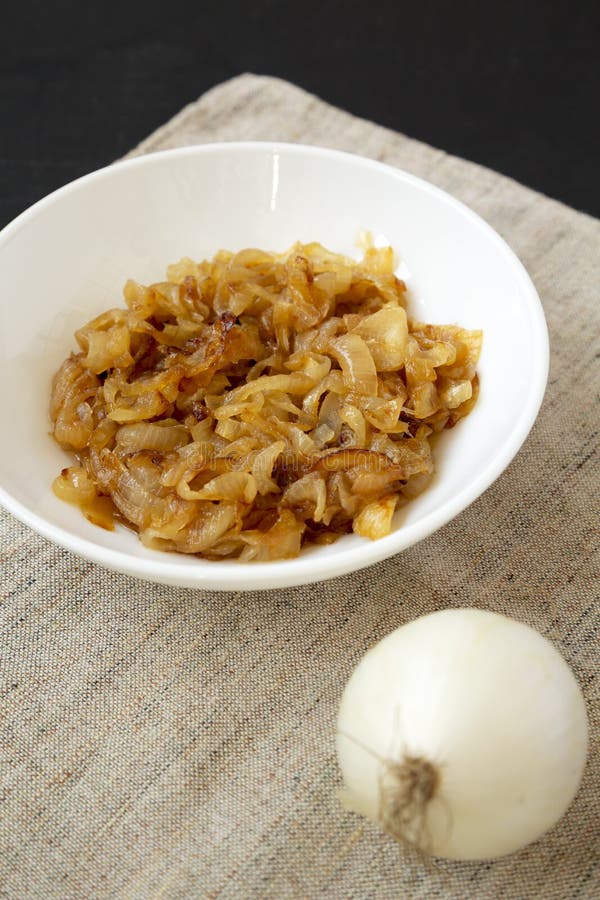 Ceapă caramelizată de uz casnic pe o placă albă. royalty free stock photo