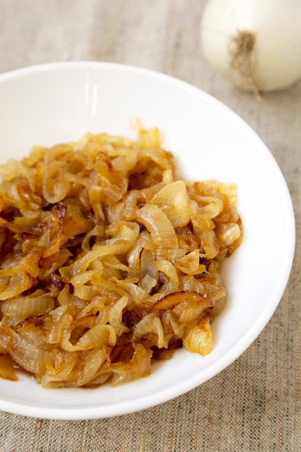 Ceapă caramelizată de uz casnic pe o placă albă. închidere stock photography
