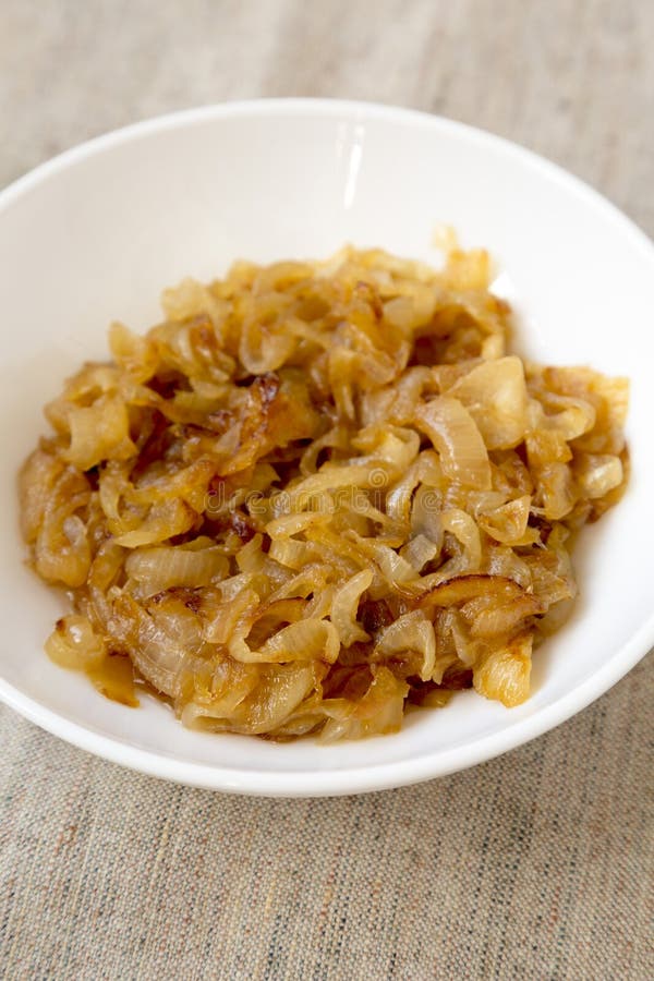Ceapă caramelizată de uz casnic pe o placă albă. închidere royalty free stock photos